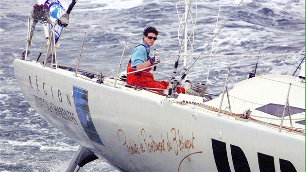 Francouzsk jachtaka Isabelle Autissierov piplouv do pstavu Waitemata v novozlandskm Aucklandu bhem sv cesty kolem svta. (nor 1999)