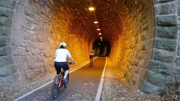 Cyklistick stezka veden tunelem po trase bval eleznice
