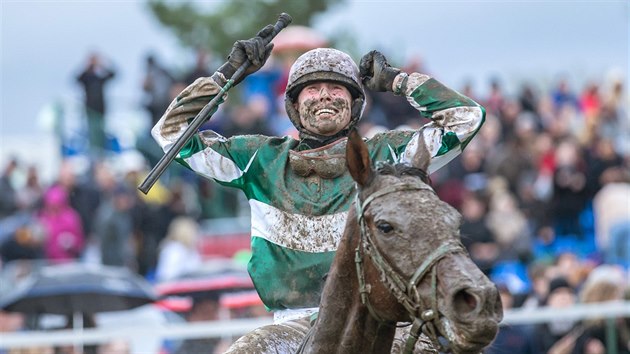 127. Velkou pardubickou ovldl No Time To Lose v sedle s okejem Janem Kratochvlem.