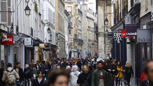 Úzké pa�í�ské uli�ky jsou plné kaváren, krámk� a turist�.