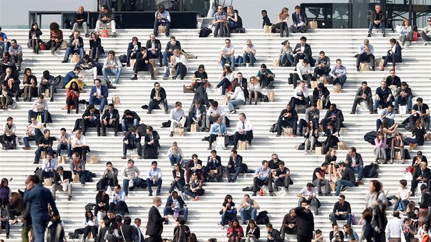 Paan, pracujc v obchodn tvrti La Defense, pes obd posedvaj na schodech pod Grande Arche.