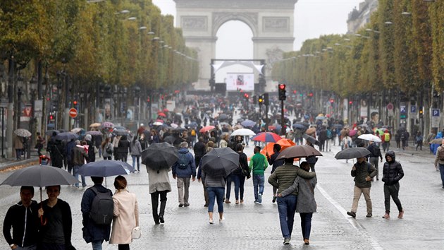 Kdo nebyl na  Champs-Élysées, nebyl v Paříži. Tento snímek nicméně vznikl během Dne bez aut. (1. října 2017)