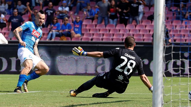Marek Hamšík z Neapole střílí gól v utkání italské fotbalové ligy proti Cagliari.