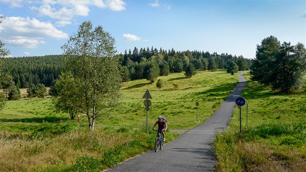 Mezi Prášily a Novou Hůrkou pojedete po nádherné nové cyklostezce, která vede souběžně se silnicí a nabízí pohodové svezení se spoustou výhledů do krajiny.