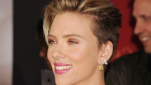 Herečka Scarlett Johansson vsadila letos na krátký sestřih. Na kráse jí to rozhodně neubralo.