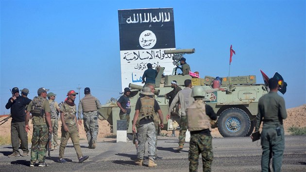 Irácká armáda spolu s šíitskými jednotkami před dobývanou Havídžou na severu Iráku. Čekají u černobílé vlajky radikálů z Islámského státu. (4. října 2017)