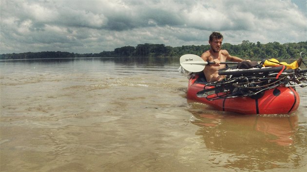 Matěj Balga při plavbě po řece Amazonce.