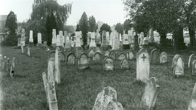 Snímek zachycují prostějovský hřbitov v době těsně před jeho likvidací v první polovině 40. let.