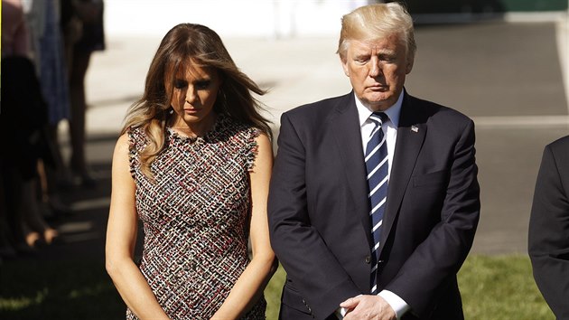 Prezident Donald trump spole�n� s prvn� d�mou Melani� Trumpovou b�hem minuty ticha. (2. 10. 2017)