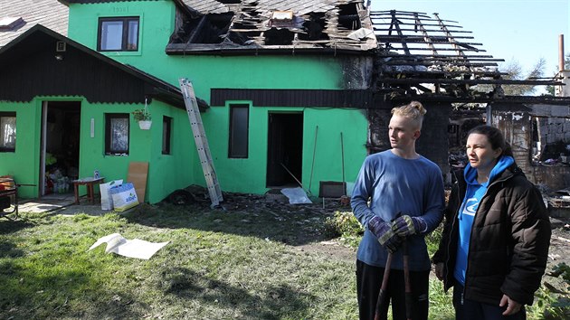 V Klnech na Mostecku pohltily plameny znmou farmu s domcmi zvaty, do kter jezdila ada kol a kolek na exkurze. Majitelm shoela stecha nad hlavou, ohe zachvtil i psteek pro zvata.