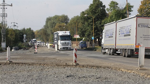 Nedokončená kruhová křižovatka blokuje přestanovskou silnici již několik měsíců.