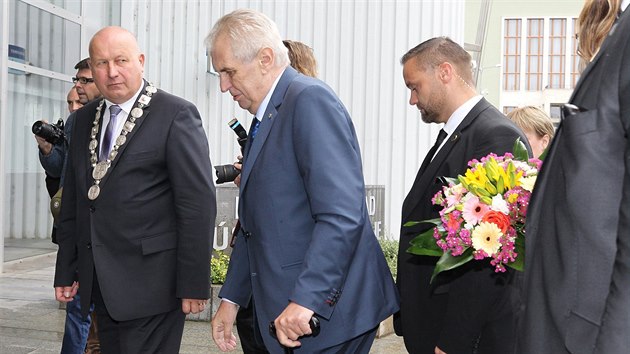Prezident esk republiky Milo Zeman na nvtv steckho kraje spolu s hejtmanem kraje Oldichem Bubenkem (KSM).