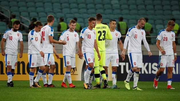 et fotbalist se stdm raduj po kvalifikanm utkn v zerbjdnu, kde vyhrli 2:1.