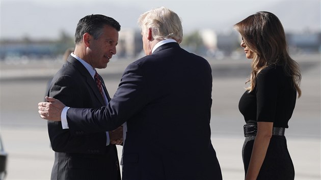 Americký prezident Donald Trump s manželkou Melanií se vítají s nevadským guvernérem Brianem Sandovalem po příletu do Las Vegas. (4.10.2017)