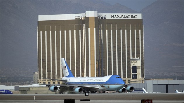 Air Force One s prezidentem Trumpem přistává na letišti v Las Vegas a míjí hotel Mandalay Bay. (4.října 2017)