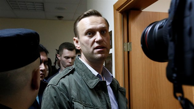 Soud v pondl poslal ruskho opozinho ldra Alexeje Navalnho na 20 dn do vzen. (3. jna 2017)