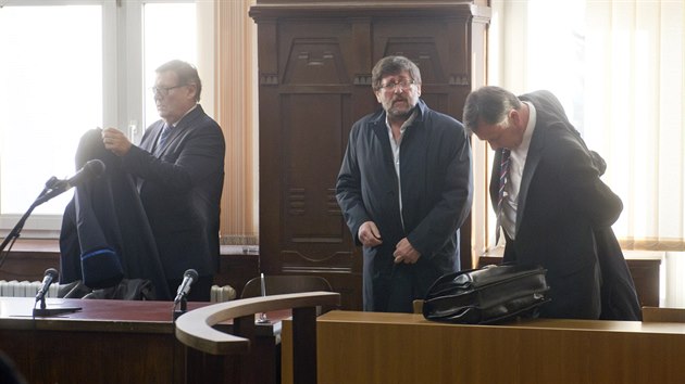 Petr Weiss (uprostřed) u pelhřimovského okresního soudu. Viněn je ze způsobení loňské tragické nehody u Rynárce, při níž zemřeli dva lidé.