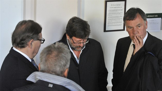 Petr Weiss (uprostřed) u pelhřimovského okresního soudu. Viněn je ze způsobení loňské tragické nehody u Rynárce, při níž zemřeli dva lidé.
