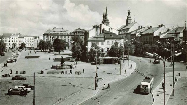 Jihlavské náměstí, jak vypadalo ještě se špalíčkem budov Krecl na místě dnešního obchodního domu.