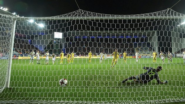 Rumun Constantin Budescu promuje penaltu v utkn proti Kazachstnu.