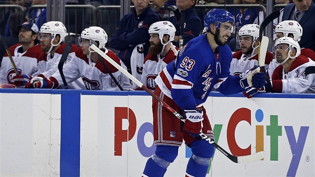 Mika Zibanejad z New York Rangers slav gl ped zaraenou stdakou Montrealu.