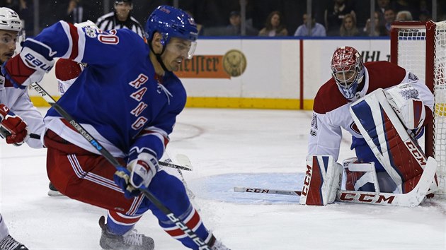 Brank Montrealu Carey Price ve stehu, puk ped nj zav Chris Kreider z New York Rangers.