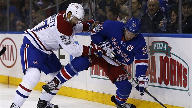 Max Pacioretty z Montrealu atakuje u mantinelu Ryana McDonagha z New York Rangers.