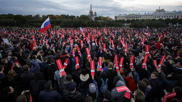 Pznivci opozinho pedka Alexeje Navalnho v Petrohradu demonstrovali proti prezidentu Putinovi. (7. jna 2017)