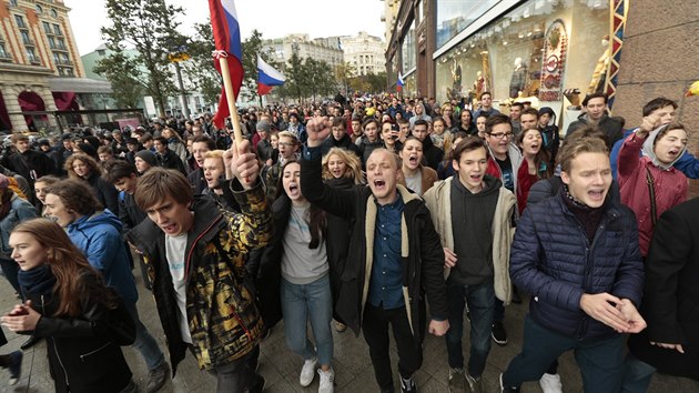 Pznivci opozinho pedka Alexeje Navalnho v Moskv demonstrovali proti prezidentu Putinovi. (7. jna 2017)