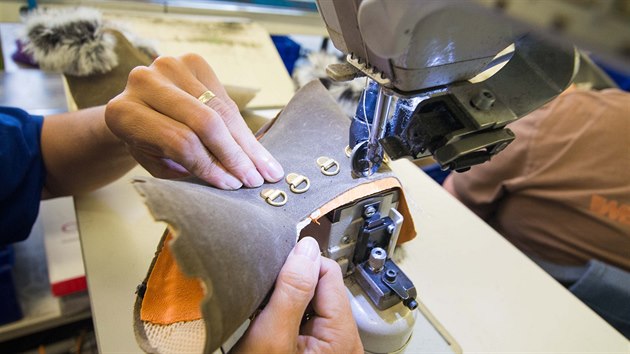 Výroba obuvi v závodě firmy Baťa v Dolním Němčí na Uherskohradišťsku