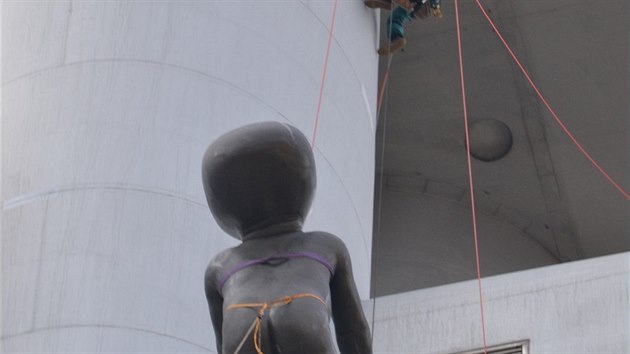 Laminátové sochy miminek umělce Davida Černého čeká renovace. Po zimě se na žižkovskou věž vrátí (2.10.2017)