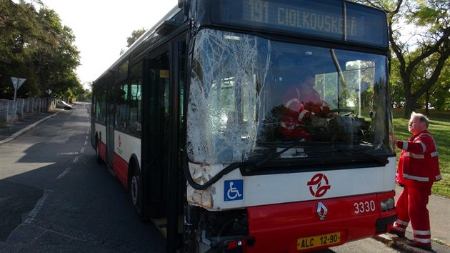 Na praskm Vypichu se na kiovatce srazil autobus s tramvaj, nikdo nebyl zrann (6.10.2017)