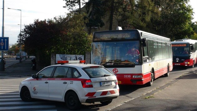 Na praskm Vypichu se na kiovatce srazil autobus s tramvaj, nikdo nebyl zrann (6.10.2017)