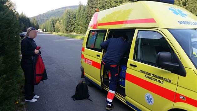 Star ena pobl motorestu Sktek na umpersku zapadla po ps do raelinit, jej dcera nsledn zalarmovala policii. Podchlazenou enu si pot pevzala do pe zchrann sluba.