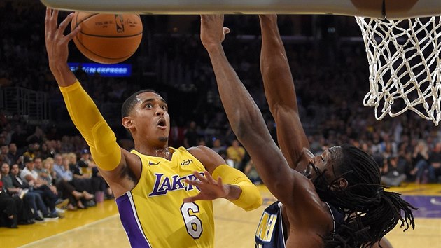 Jordan Clarkson (vlevo) z LA Lakers zakonuje kolem Kennetha Farieda z Denveru.