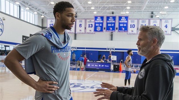Jahlil Okafor naslouch� philadelphsk�mu kou�i Brettu Brownovi.