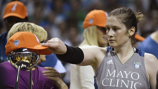 Lindsay Whalenov z Minnesota Lynx vnovala svou vtznou epku trofeji pro ampionky WNBA.