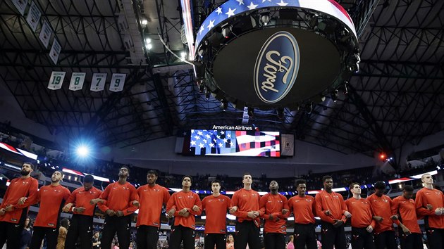 Basketbalist Chicago Bulls pi americk hymn
