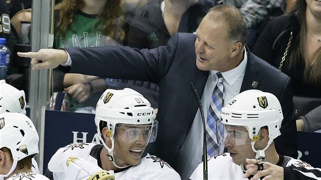 Gerard Gallant, trenr Vegas Golden Knights, v debat s rozhodm