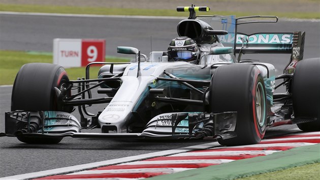 Valtteri Bottas z Mercedesu bhem kvalifikace na VC Japonska