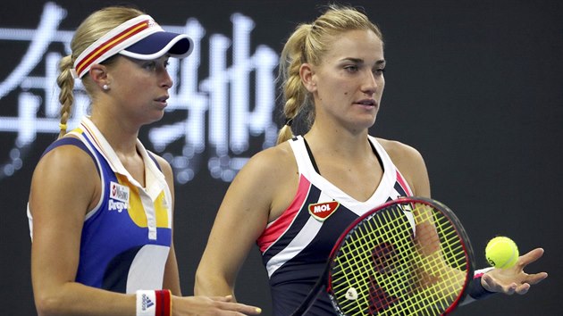 Andrea Hlavkov (vlevo) a Timea Babosov ve finle tyhry v Pekingu