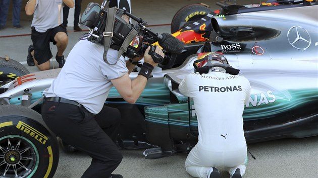 Lewis Hamilton z Mercedesu slav vtzstv ve Velk cen Japonska.