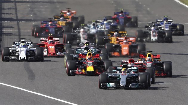 Lewis Hamilton z Mercedesu vvod poad po startu Velk ceny Japonska.