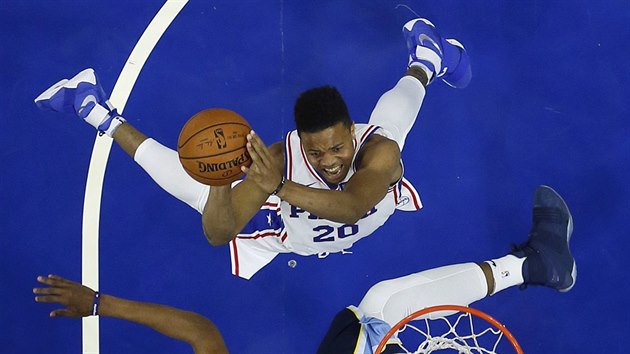 Markelle Fultz (nahoe) z Philadelphie zakonuje po souboji s Deyontou Davisem z Memphisu.