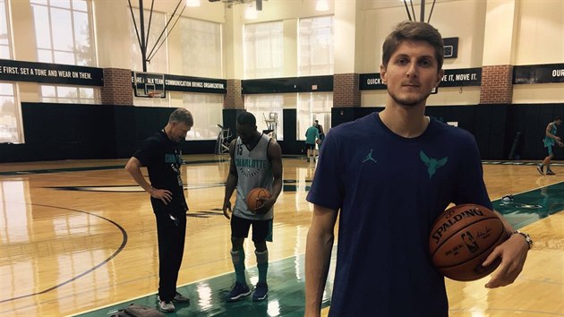 Jakub Kudlek coby len tmu Charlotte Hornets na palubovce trninkovho centra.