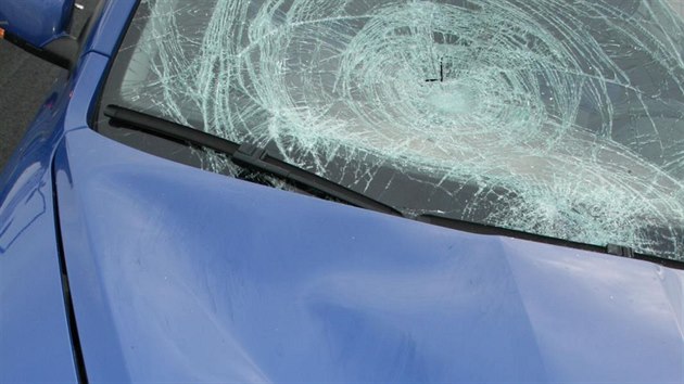 Osobn auto srazilo chodce v Hradeck ulici v Jin (4.10.2017).