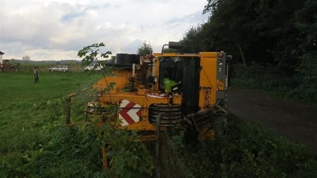 Havarovan jeb, s nm se u Chlumce nad Cidlinou utrhla krajnice (3.10.2017).