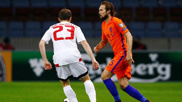 Daley Blind z Nizozemska (v oranovm) a Sergej Balanovi z Bloruska v kvalifikanm duelu