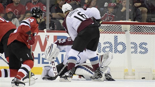 Adam Henrique z New Jersey (s slem 14) pekonv Jonathana Berniera v brance Colorada.