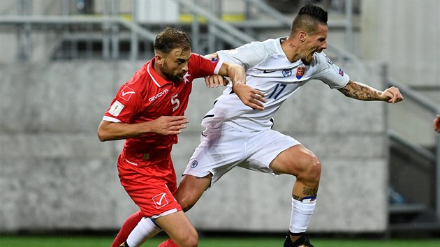 Marek Hamk ze Slovenska (vpravo) a Andrei Agius z Malty v souboji o m